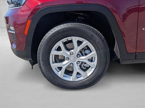 Used 2023 Jeep Grand Cherokee Limited image 24