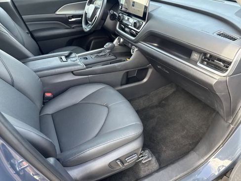 Used 2025 Toyota Grand Highlander XLE image 12