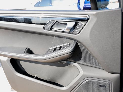 Certified 2025 Porsche Macan image 23