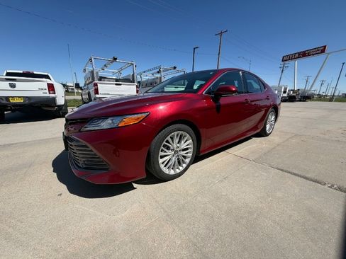 Used 2018 Toyota Camry XLE FWD image 4