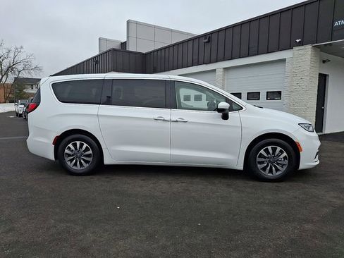 Used 2023 Chrysler Pacifica Touring-L image 7