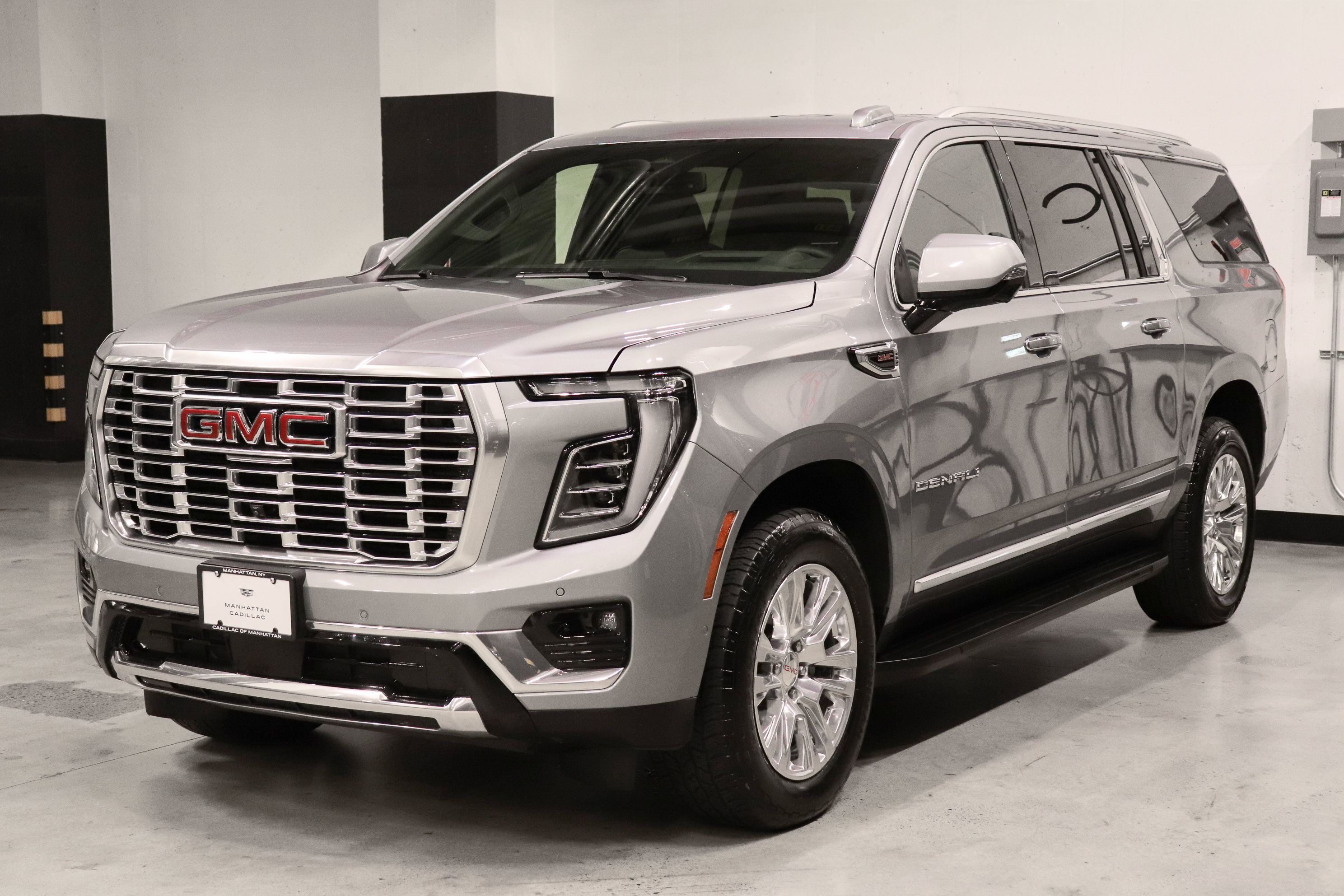 Used 2025 GMC Yukon XL Denali AWD/4WD image 1