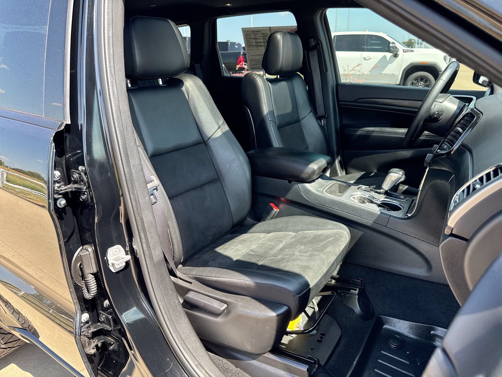 Used 2022 Jeep Grand Cherokee Laredo X RWD image 25