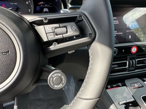 Used 2026 Porsche Macan AWD/4WD image 17