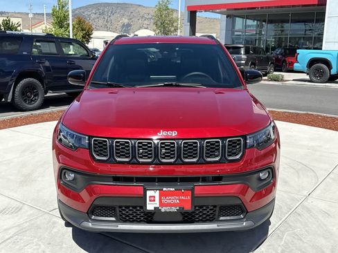 Used 2025 Jeep Compass Latitude w/ Altitude Special Edition AWD/4WD image 3