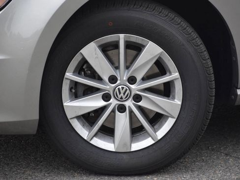 Used 2015 Volkswagen Golf S image 36