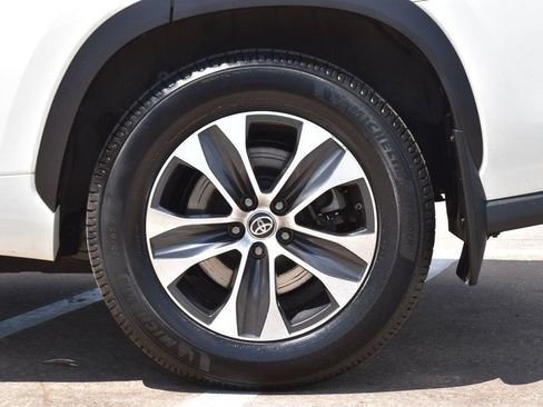 Used 2020 Toyota Highlander XLE AWD/4WD image 11