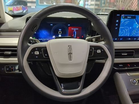 Used 2025 Lincoln Aviator AWD image 2