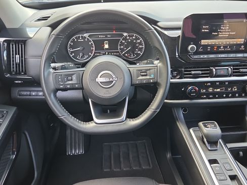 Used 2025 Nissan Pathfinder SV FWD image 11