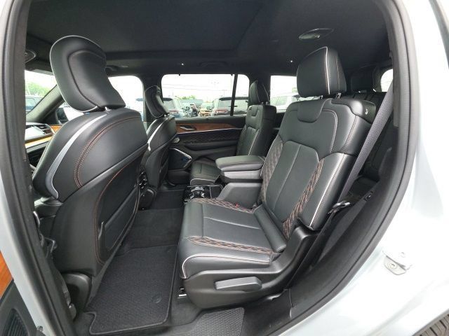 Used 2025 Jeep Grand Cherokee L Summit AWD/4WD image 10