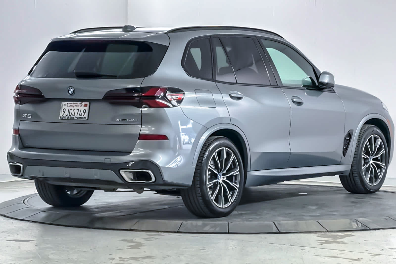 Used 2024 BMW X5 xDrive50e w/ M Sport Package AWD/4WD image 2