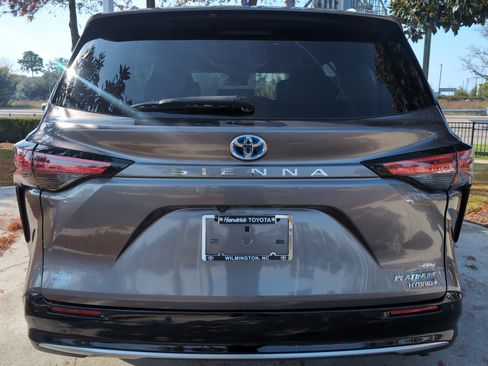 Certified 2023 Toyota Sienna Platinum image 9