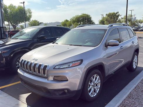 Used 2018 Jeep Cherokee Latitude Plus w/ Comfort/Convenience Group image 1