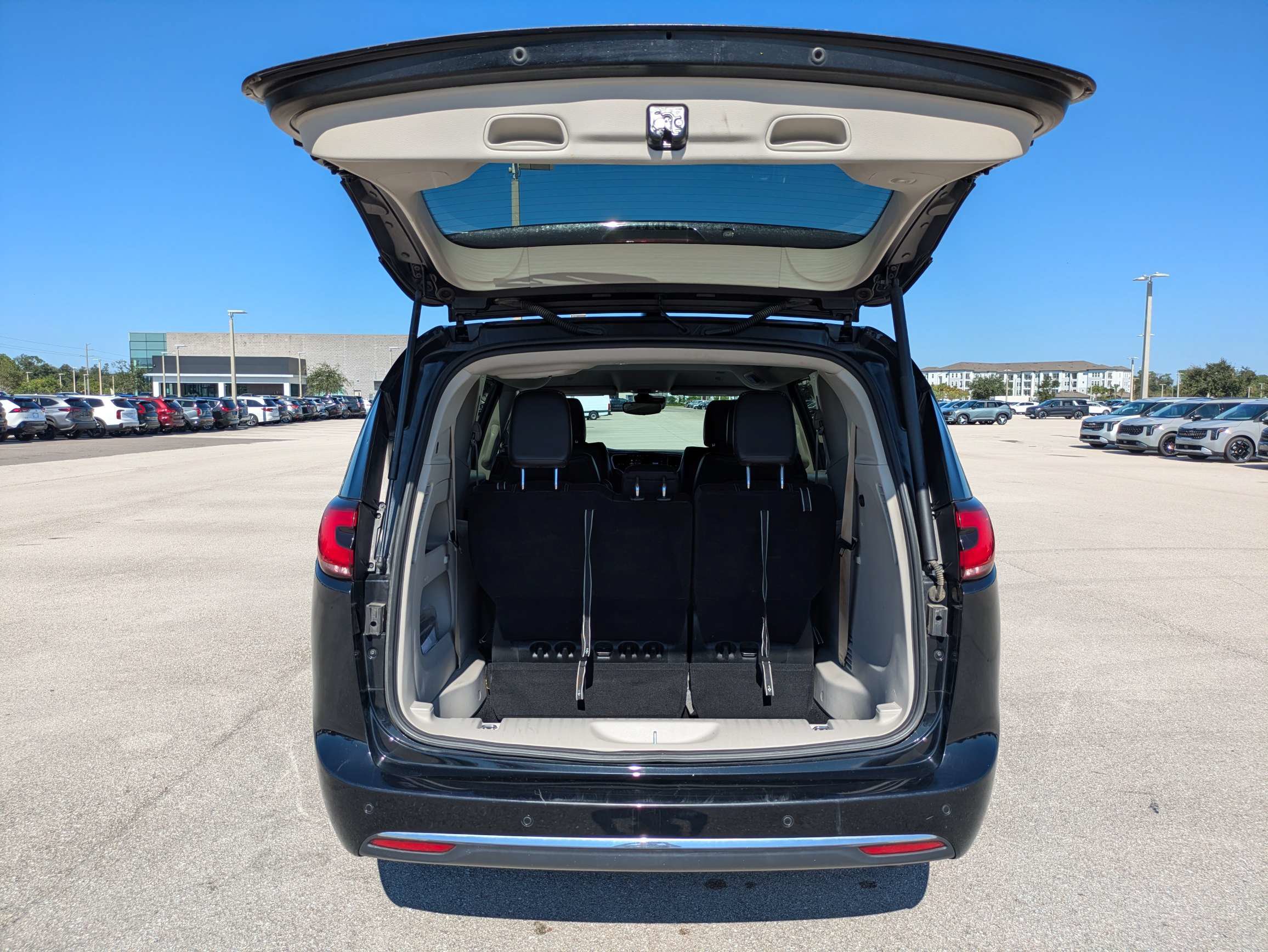 Used 2024 Chrysler Pacifica Touring-L FWD image 31