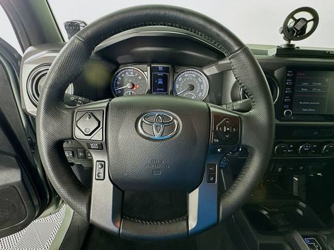 Used 2022 Toyota Tacoma TRD Off-Road AWD/4WD image 11