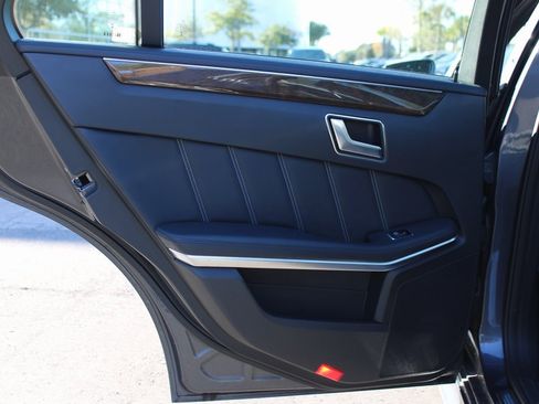 Used 2016 Mercedes-Benz E 400 4MATIC Sedan image 32