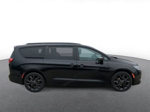 Certified 2019 Chrysler Pacifica Limited w/ S Appearance Package image 9