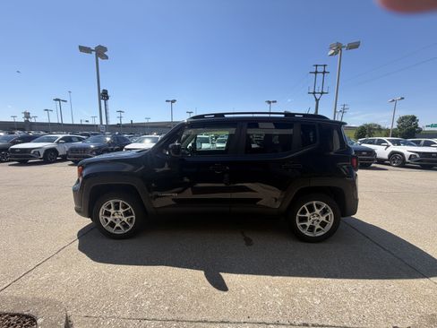 Used 2019 Jeep Renegade Latitude w/ Cold Weather Group AWD/4WD image 15