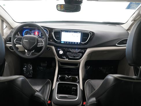 Used 2024 Chrysler Pacifica Limited image 13