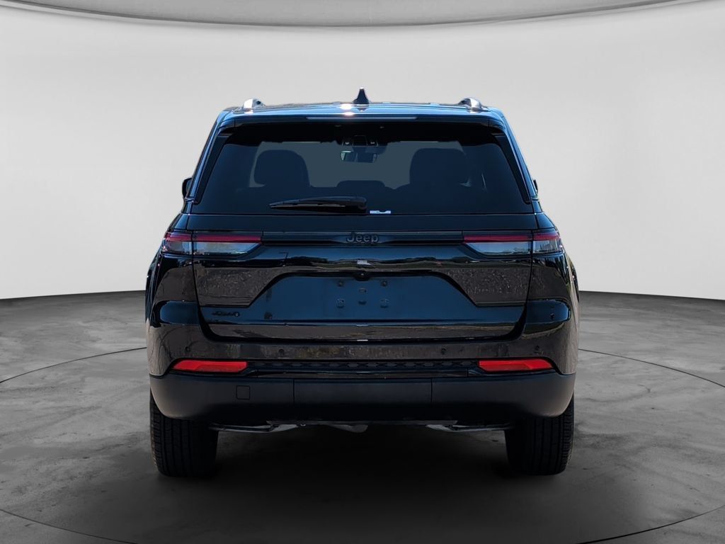 Used 2025 Jeep Grand Cherokee Altitude AWD/4WD image 6