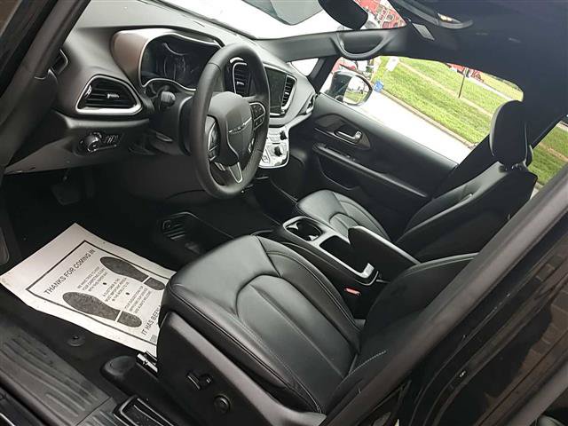 Used 2026 Chrysler Pacifica Select FWD image 7