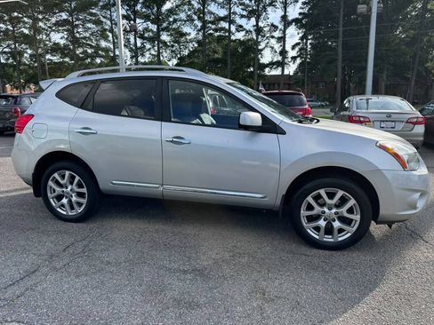 Used 2013 Nissan Rogue SL AWD/4WD image 2
