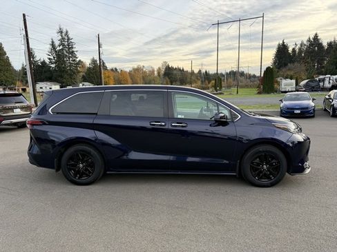 Used 2021 Toyota Sienna XLE image 5