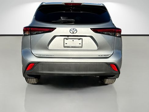 Used 2020 Toyota Highlander XLE image 4