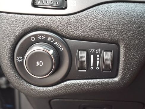 Used 2021 Jeep Cherokee Latitude Plus AWD/4WD image 18