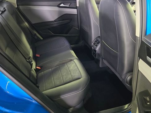 Certified 2022 Volkswagen Taos SE w/ Panoramic Sunroof Package image 15