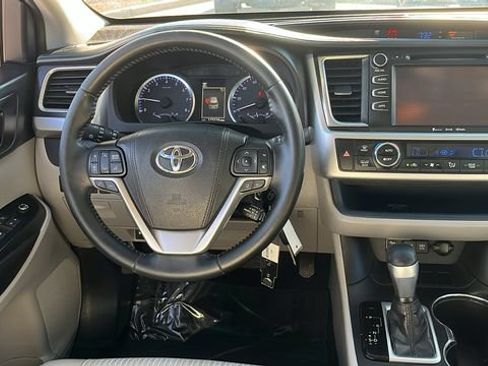 Used 2019 Toyota Highlander Plus w/ Carpet Mat Package (TMS) FWD image 4