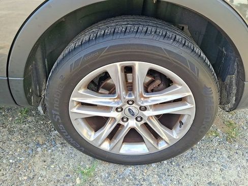 Used 2017 Ford Explorer XLT w/ Equipment Group 202A AWD/4WD image 5