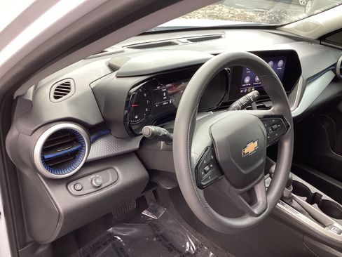 Used 2025 Chevrolet Trax LS image 9