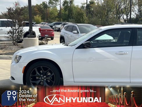 Used 2023 Chrysler 300 Touring w/ Sport Appearance Package image 7