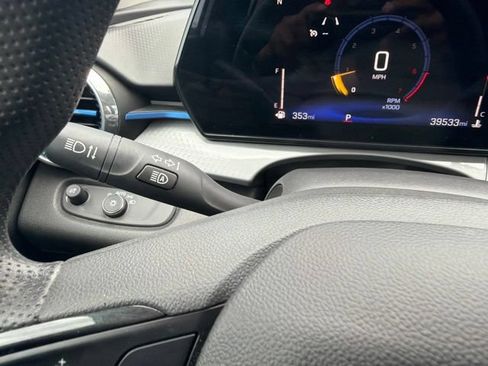 Used 2025 Chevrolet Trax LT FWD image 47