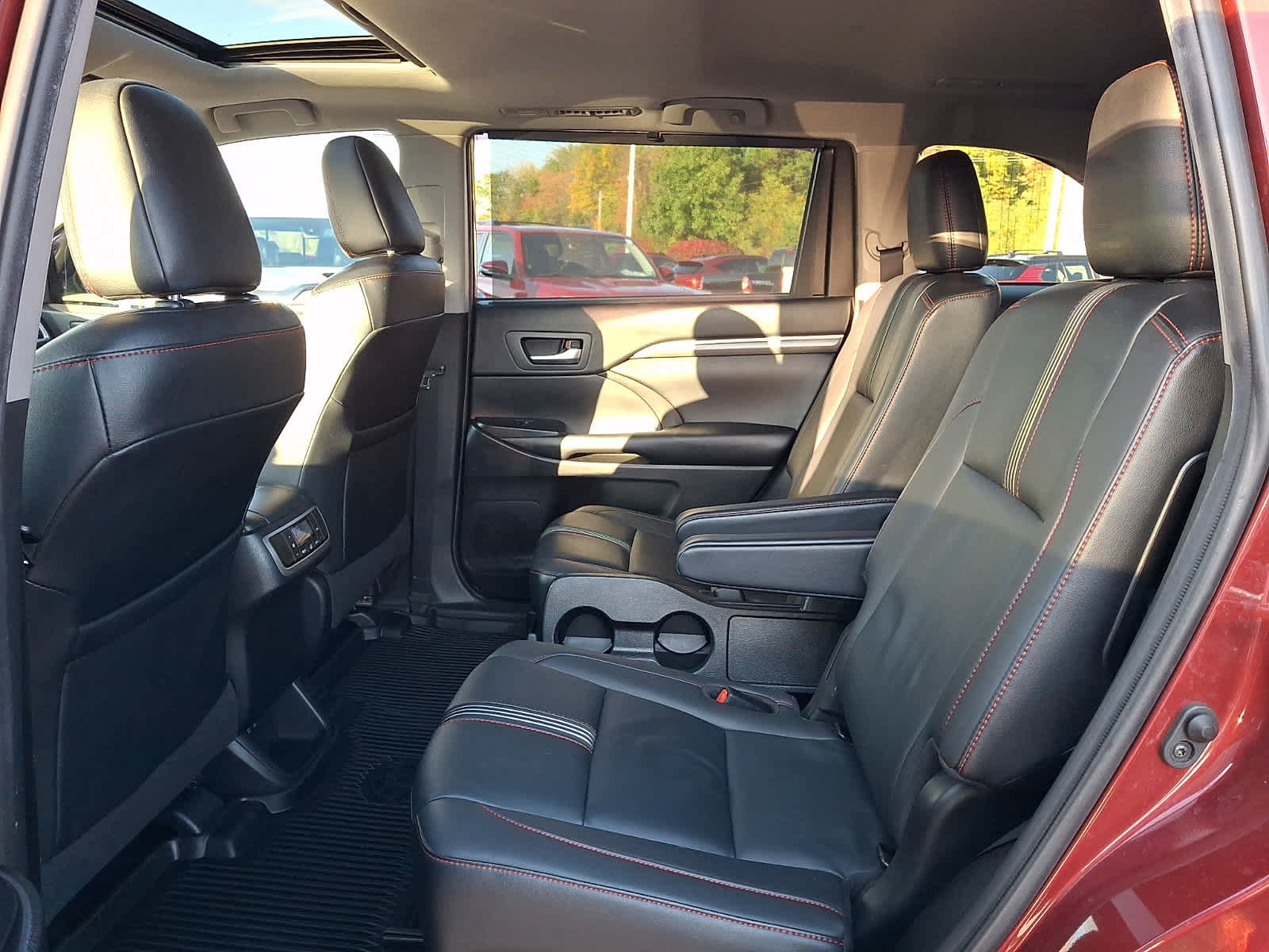 Used 2019 Toyota Highlander SE AWD/4WD image 12