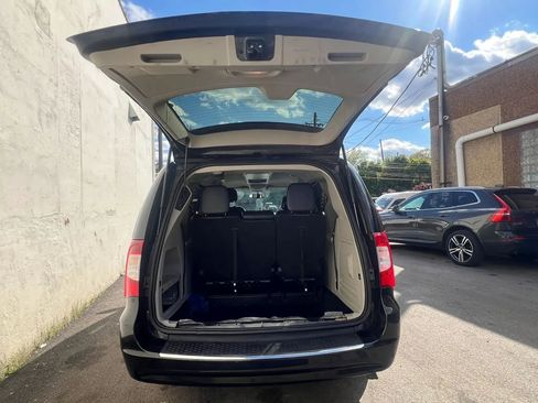 Used 2014 Chrysler Town & Country Touring FWD image 9