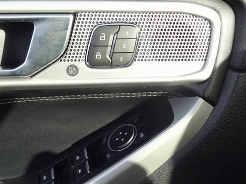 Used 2022 Ford Explorer Limited w/ Equipment Group 301A image 9