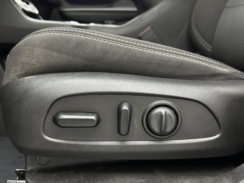 Used 2023 GMC Terrain SLE w/ Driver Convenience Package image 24