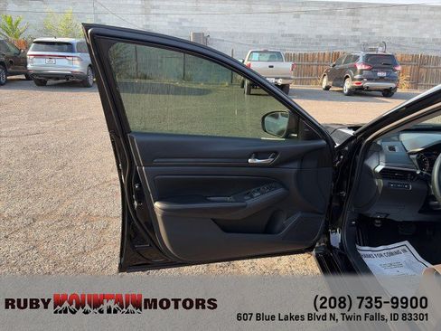 Used 2024 Nissan Altima 2.5 SV FWD image 10