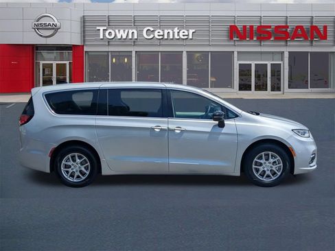 Used 2024 Chrysler Pacifica Touring-L FWD image 8