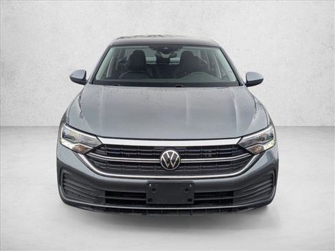 Used 2024 Volkswagen Jetta SE image 2