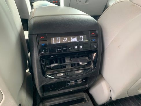 Used 2021 Jeep Grand Cherokee L Overland w/ Luxury Tech Group IV AWD/4WD image 17