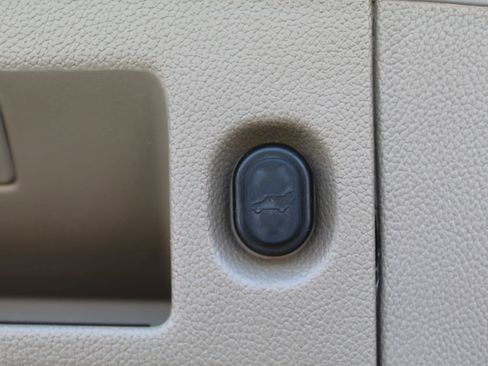 Used 2019 Chevrolet Suburban LT AWD/4WD image 27