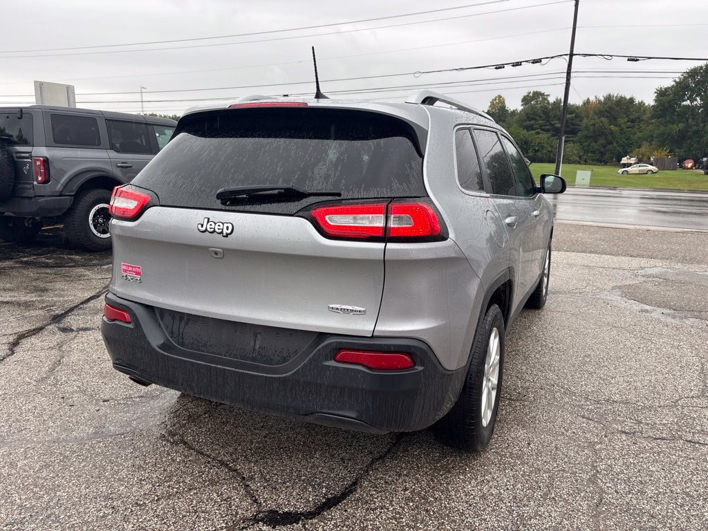 Used 2017 Jeep Cherokee Latitude w/ Cold Weather Group AWD/4WD image 9