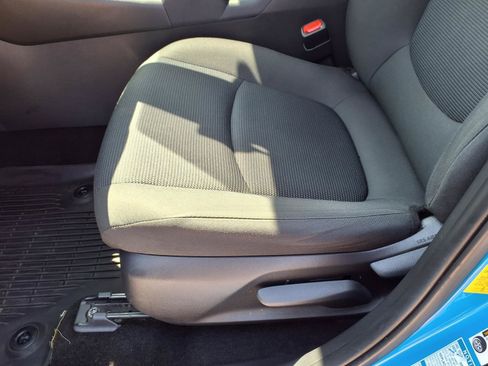 Used 2019 Toyota RAV4 LE AWD/4WD image 23