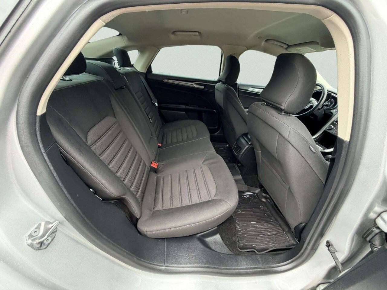 Used 2018 Ford Fusion SE FWD image 24
