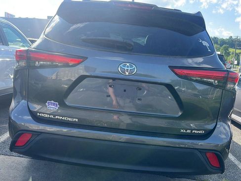 Used 2022 Toyota Highlander XLE AWD/4WD image 3