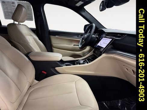 Used 2024 Jeep Grand Cherokee Limited w/ Black Appearance Package image 21