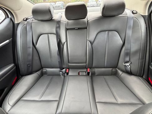 Used 2025 Genesis G70 2.5T image 39